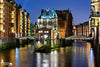 Hamburg Bilder am Abend - Wasserschloss in der Speicherstadt zur blauen Stunde