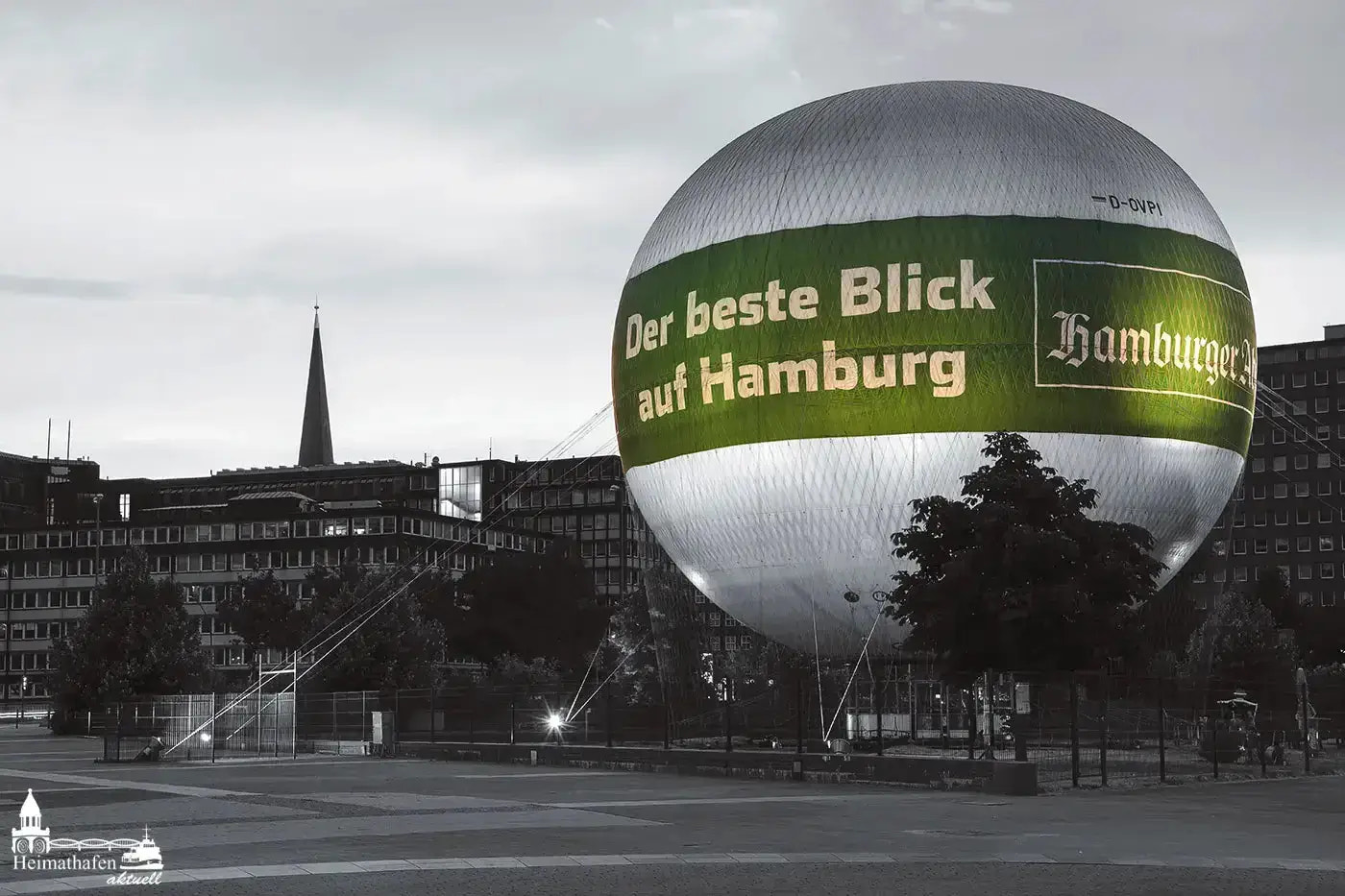 Highflyer Hamburg bei den Deichtorhallen in Schwarz-Weiß mit farbigem Werbeballon