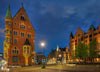 Beleuchtete Speicherstadt in der Hamburger HafenCity bei Abenddämmerung mit Brücke und historischen Gebäuden