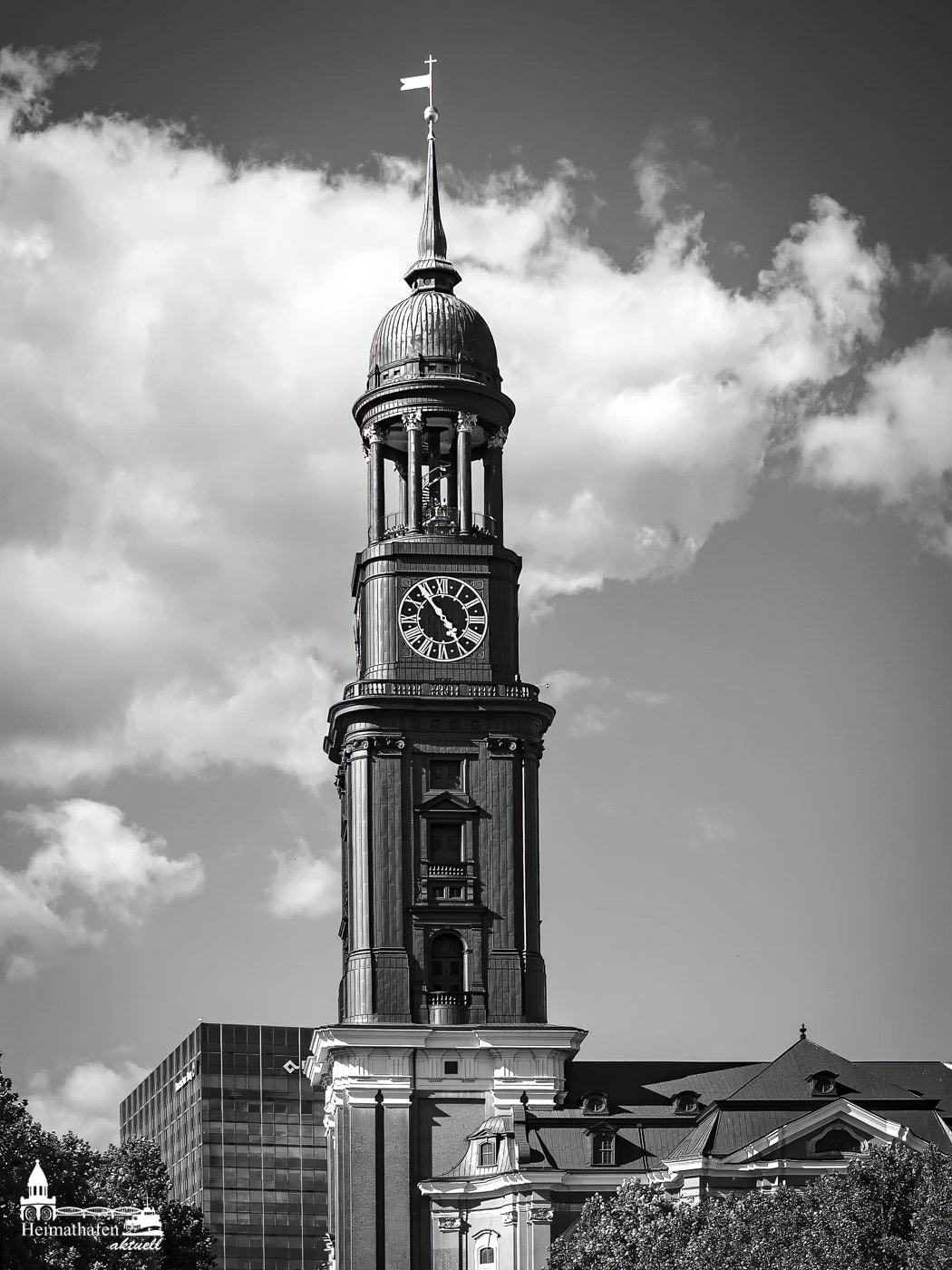 Hamburger Michel – St. Michaeliskirche in Schwarzweiß mit Wolkenhimmel über Hamburg.