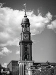 Hamburger Michel – St. Michaeliskirche in Schwarzweiß mit Wolkenhimmel über Hamburg.