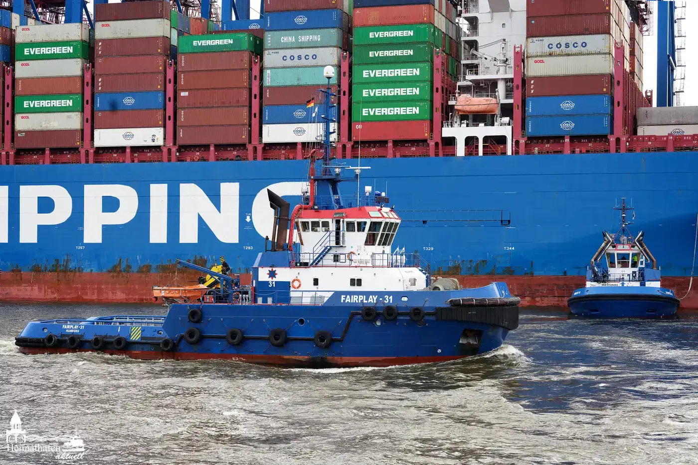 Schlepper FAIRPLAY 31 und FAIRPLAY IX vor Containerschiff von COSCO im Hamburger Hafen