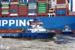 Schlepper FAIRPLAY 31 und FAIRPLAY IX vor Containerschiff von COSCO im Hamburger Hafen