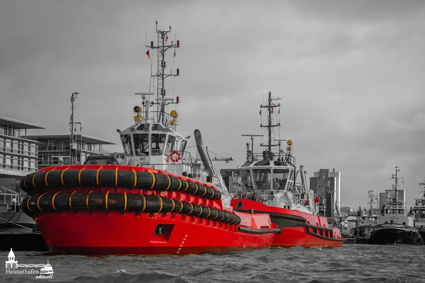 Hafenschlepper KOTUG in Hamburg – SD DOLPHIN und RT ZOE in Rot vor monochromem Hintergrund