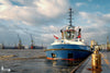 Schlepper FAIRPLAY 91 im Hamburger Hafen vor Docklandschaft und Kränen bei Sonne und Wolken