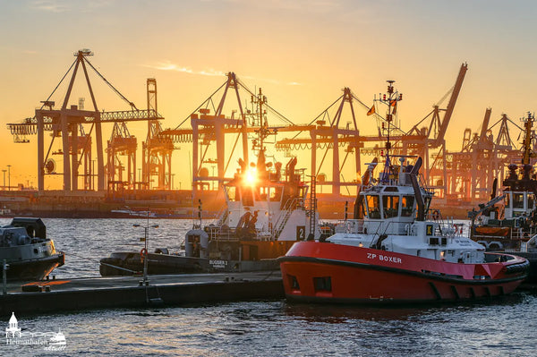 Schlepperpier Neumühlen im Sonnenuntergang mit ZP BOXER
