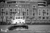 Hafenschlepper WILHELMINE vor dem Altonaer Kaispeicher in Schwarz-Weiß im Hamburger Hafen