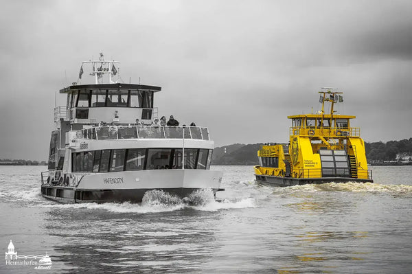 Hamburg Bilder schwarz weiss - Gelbe und weisse Hafenfähre  