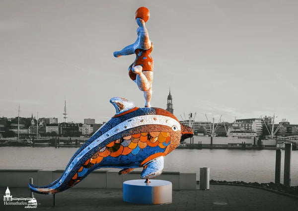 Bunte Nana-Skulptur von Niki de Saint Phalle vor dem Hamburger Hafenpanorama