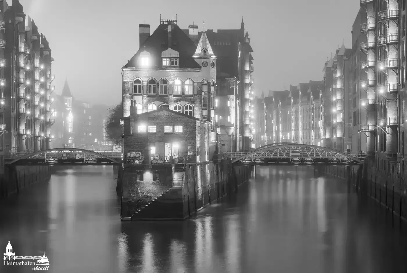 Wasserschloss in der Hamburger Speicherstadt bei Nebel und Abendlicht