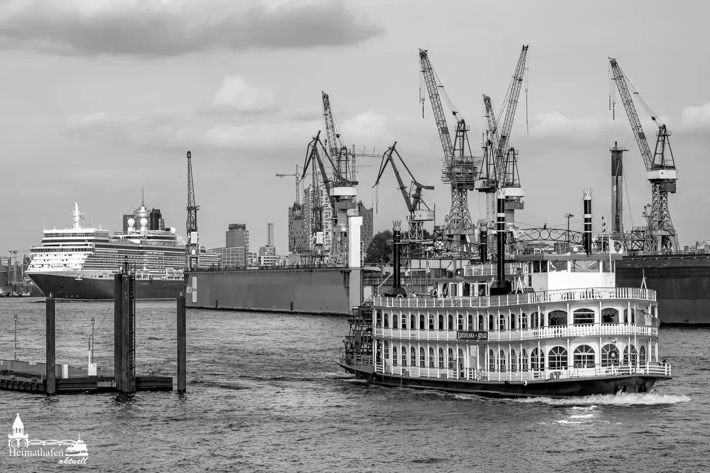 chwarz-Weiß-Foto der Louisiana Star und der Queen Elizabeth im Hamburger Hafen