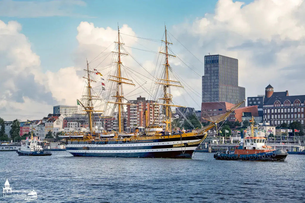 Hamburger Hafen Fotos - Italienisches Segelschulfschiff AMERIGO VESPUCCI und BUGSIER 18