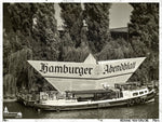 Papierschiff mit Schriftzug Hamburger Abendblatt auf der Elbe