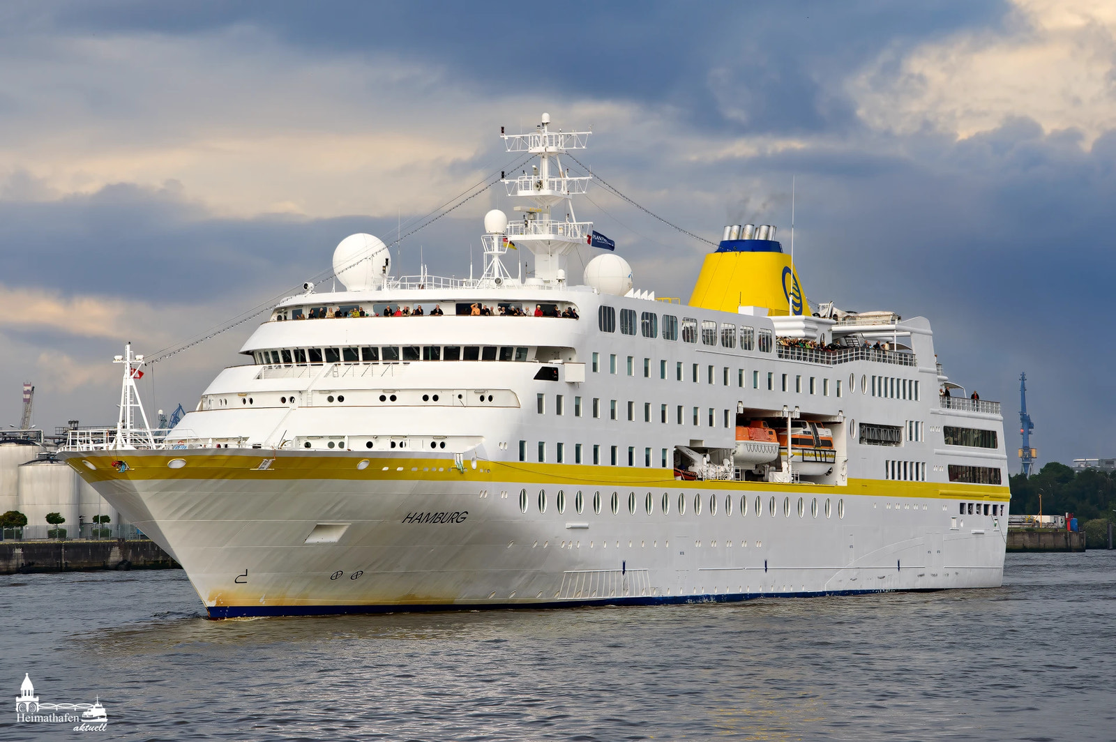 Kreuzfahrtschiff MS Hamburg beim Auslaufen im Hamburger Hafen